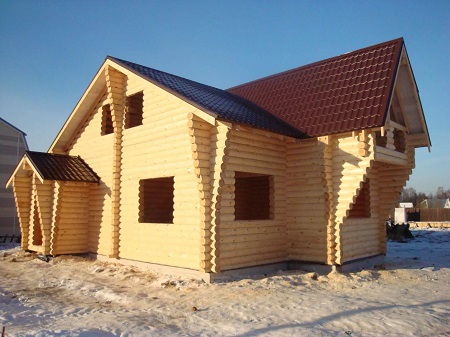 Строительство дома из бревна или газобетона: сравнение, выбор и преимущества